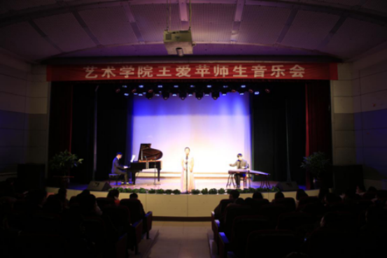 2018级音乐表演班侯鑫美演唱歌曲《关雎》,让大家感受了《诗三百》的魅力。