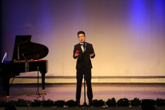 梁永杰演唱的《玫瑰三愿》反映了旧中国知识分子在国破家亡时的忧伤心情,是中国近代艺术歌曲的精品。美、格调清新的抒情歌曲。