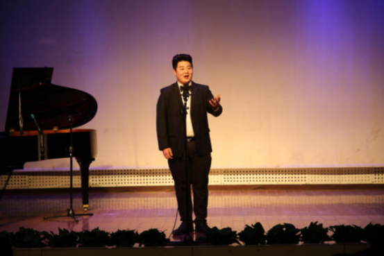 2016级音乐表演班刘鹏飞同学,演唱西部民歌《虹彩妹妹》和艺术歌曲《最后一个梦》