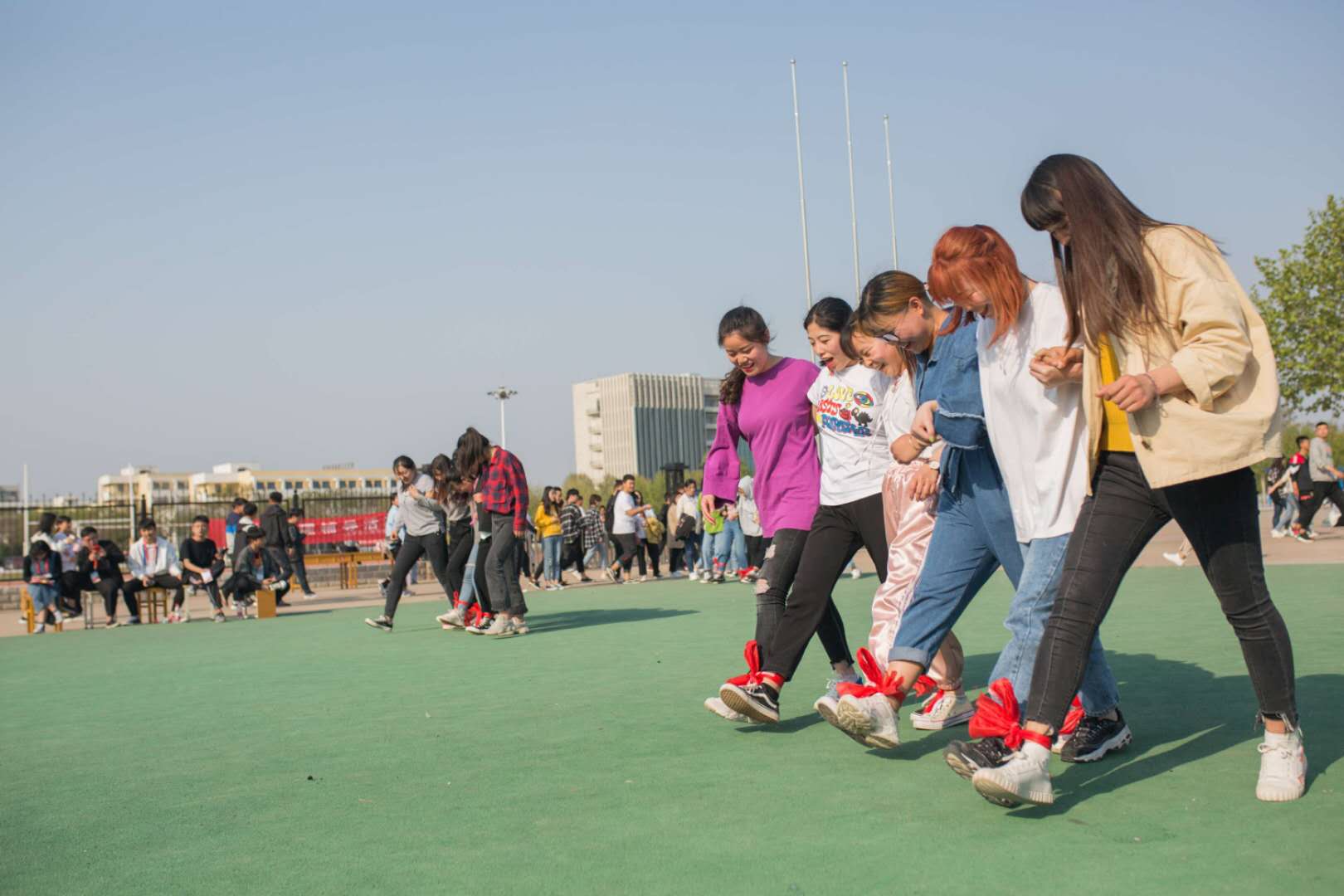 大学生参加活动的照片图片