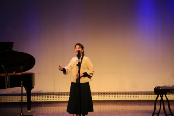 2018级音乐表演班崔倩演唱《清粼粼的水来蓝莹莹的天》,具有浓郁的地方特色和淳朴的乡土气息。崔倩的演唱委婉流畅,感情细腻,充分表现了我国民族唱法的韵味。