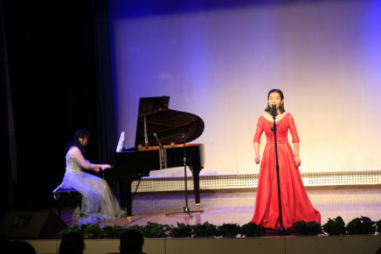 2014级五年制班朱世瑞同学独唱《林中的小鸟在歌唱》