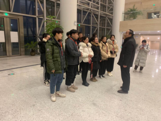 市文联组联部主任路凤海亲切地给同学们讲解志愿者工作